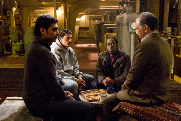 Don Cheadle, Raad Rawi, Saïd Taghmaoui, and Alyy Khan in Kẻ Phản Bội (2008)