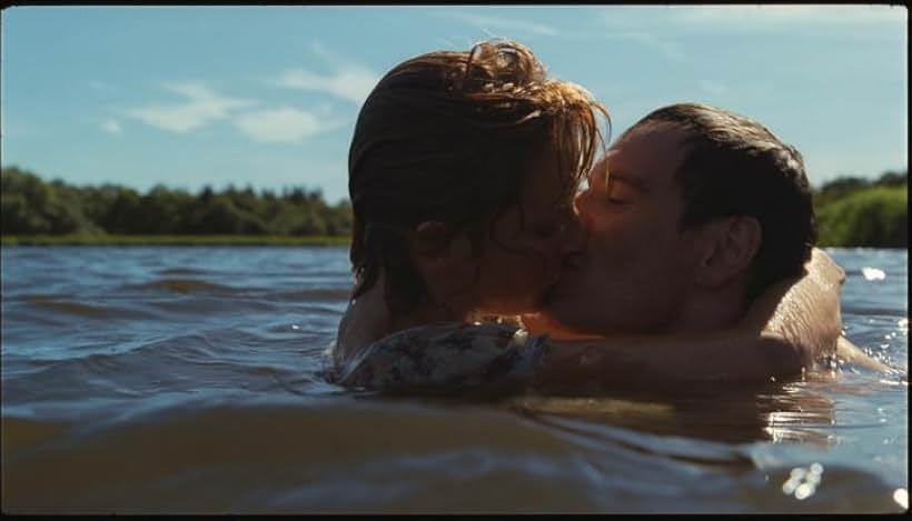 Kelly Reilly and Michael Fassbender in Sát Nhân Bên Hồ (2008)