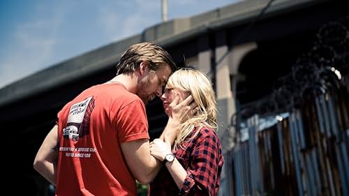 Ryan Gosling and Michelle Williams in Lễ Tình Nhân Buồn (2010)