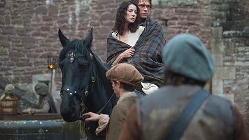 Caitríona Balfe and Sam Heughan in Người Ngoại Tộc (2014)