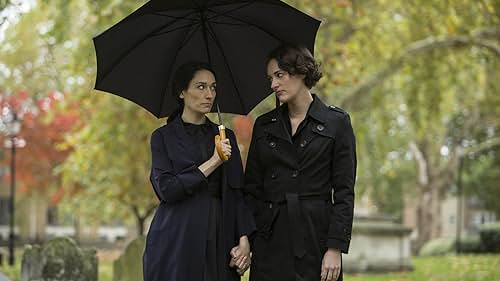 Phoebe Waller-Bridge and Sian Clifford in Chuyện Không Đáng (2016)