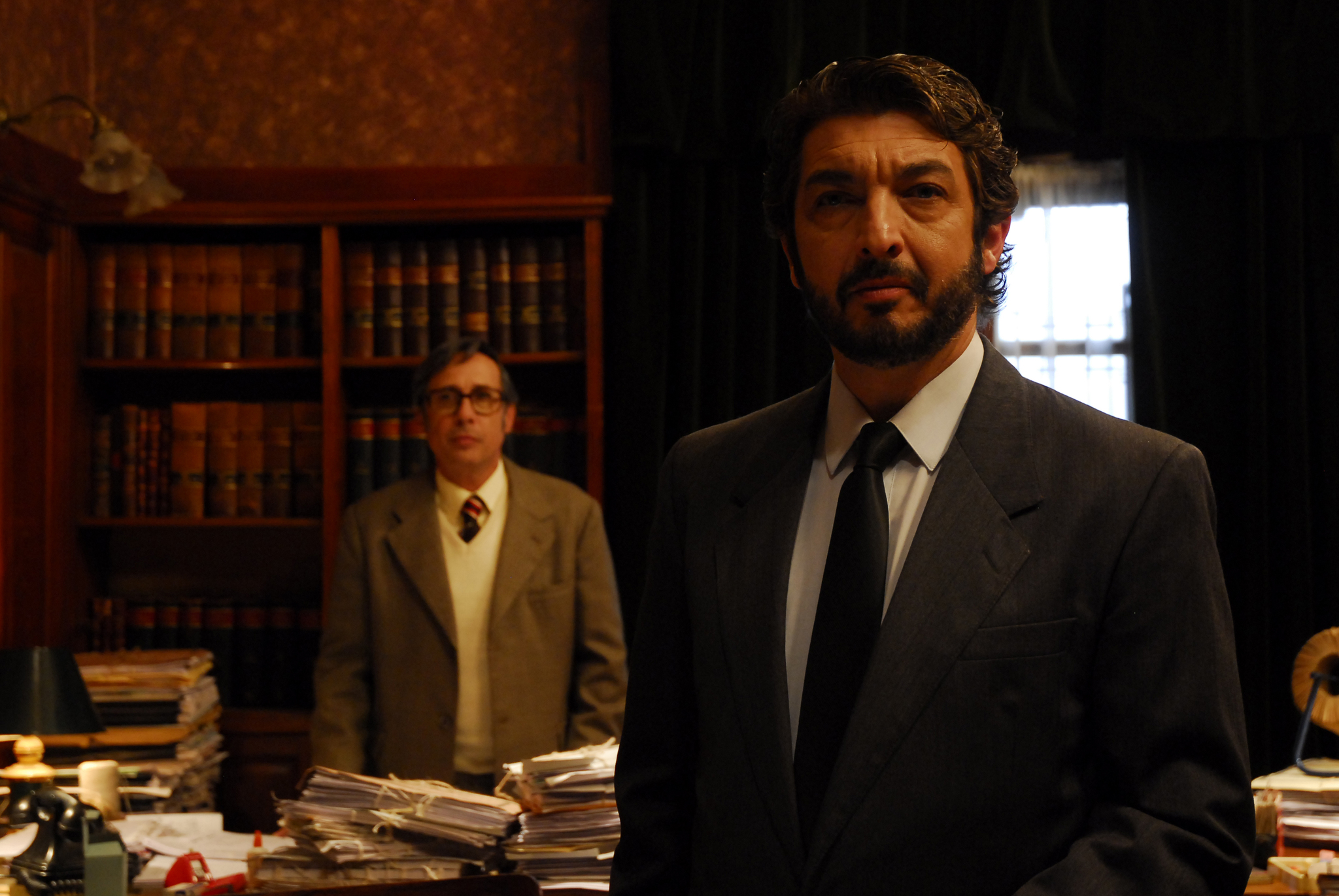 Ricardo Darín and Guillermo Francella in Bí Mật Sau Ánh Mắt (2009)