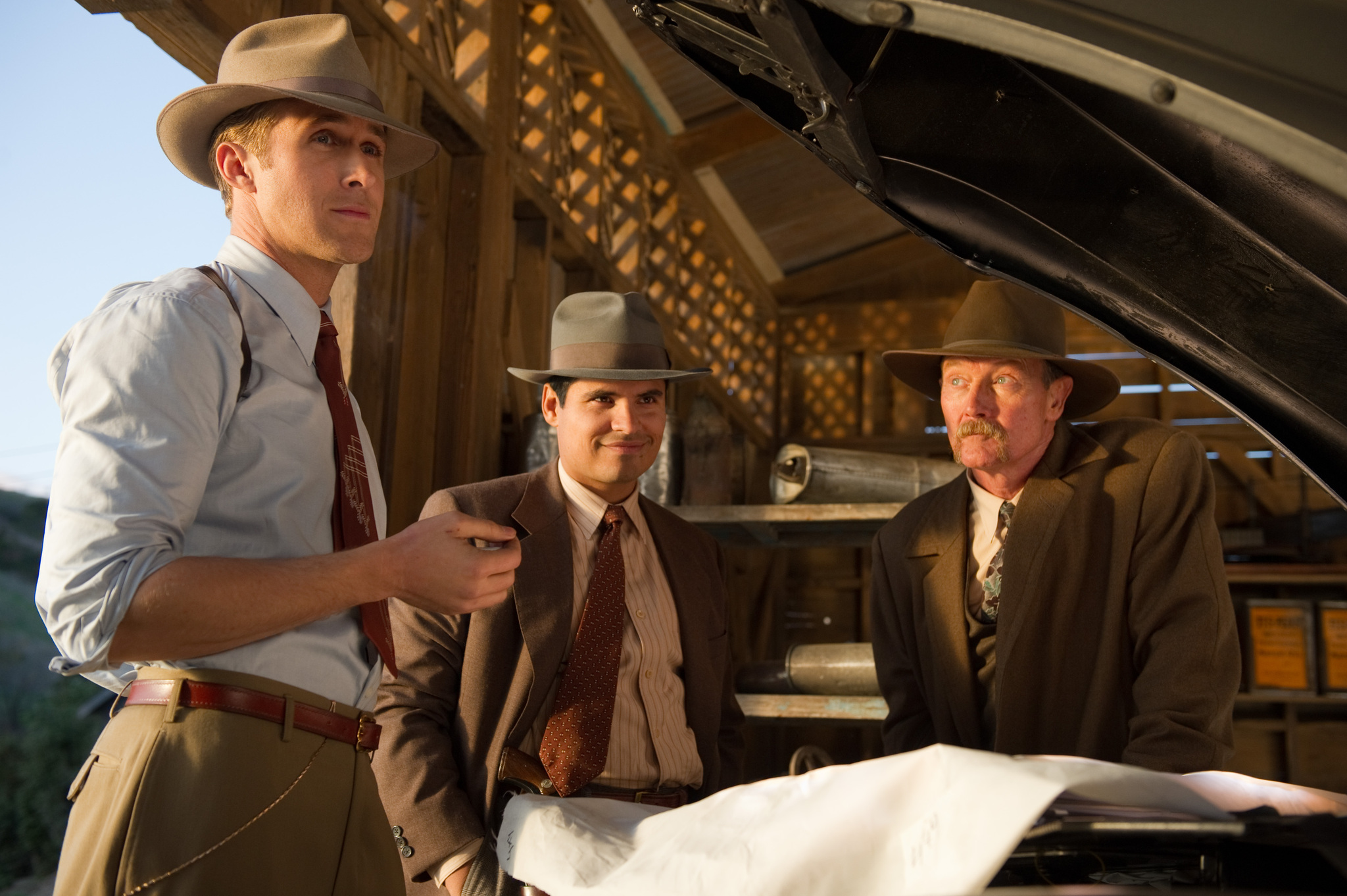 Robert Patrick, Ryan Gosling, and Michael Peña in Băng Đảng Găng Tơ (2013)