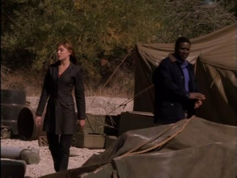 Kari Wuhrer and Cleavant Derricks in Sliders (1995)