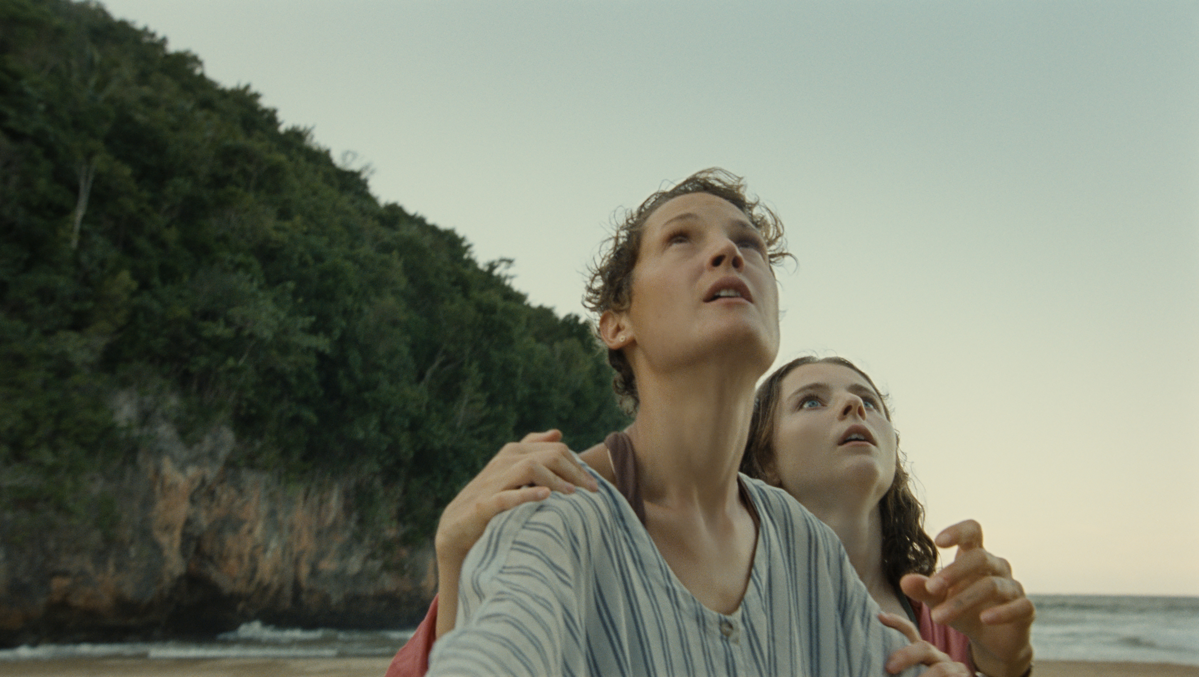 Vicky Krieps and Thomasin McKenzie in Già (2021)