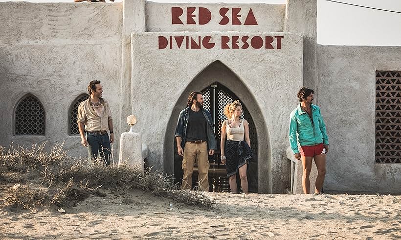 Alessandro Nivola, Chris Evans, Michiel Huisman, Alex Hassell, and Haley Bennett in Khu Nghỉ Dưỡng Lặn Biển Đỏ (2019)