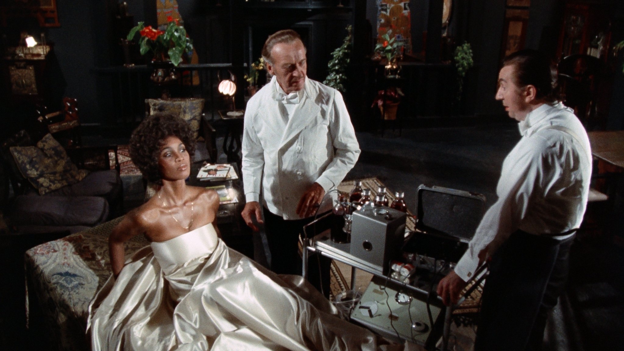 David Niven, Peter Bayliss, and Teresa Graves in Vampira (1974)