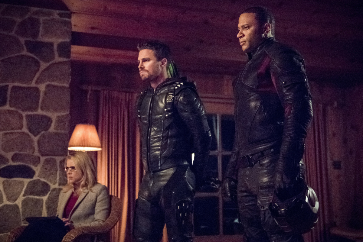 David Ramsey, Stephen Amell, and Emily Bett Rickards in Mũi Tên Xanh (2012)