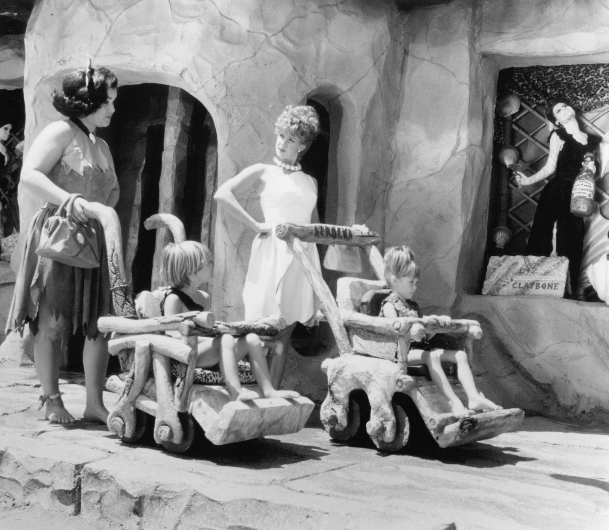 Elizabeth Perkins, Rosie O'Donnell, Hlynur Sigurðsson, Marinó Sigurðsson, Elaine Silver, and Melanie Silver in Gia Đình Flintstones (1994)