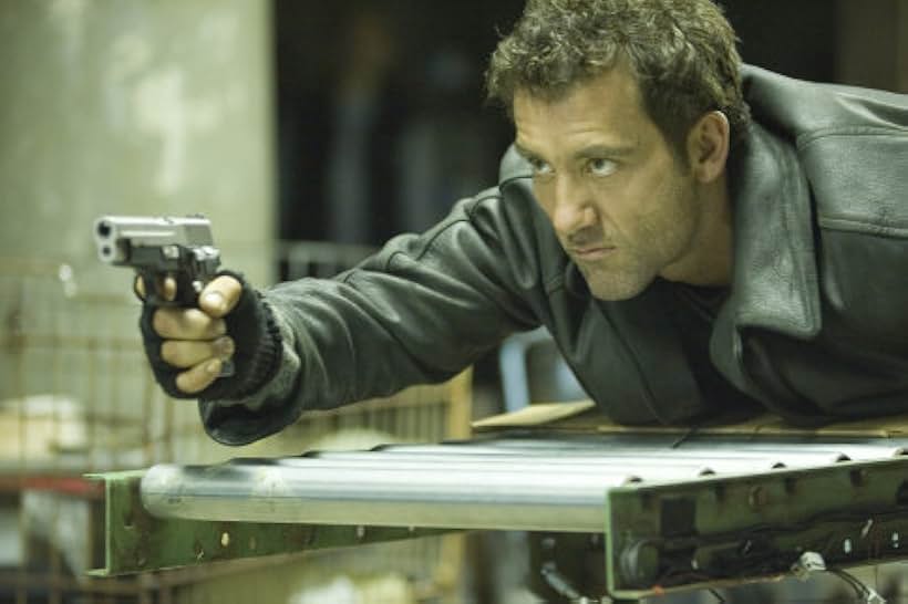 Clive Owen in Nhiệm Vụ Bất Đắc Dĩ (2007)