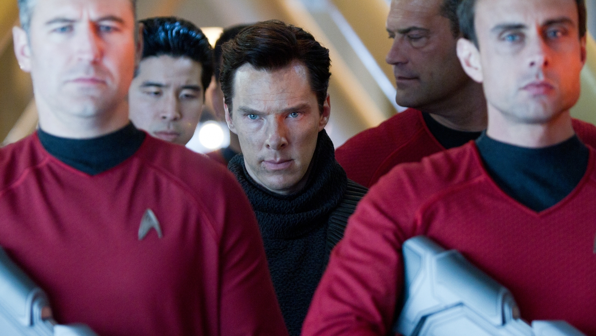 Benedict Cumberbatch and Jon Lee Brody in Star Trek: Chìm Trong Bóng Tối (2013)