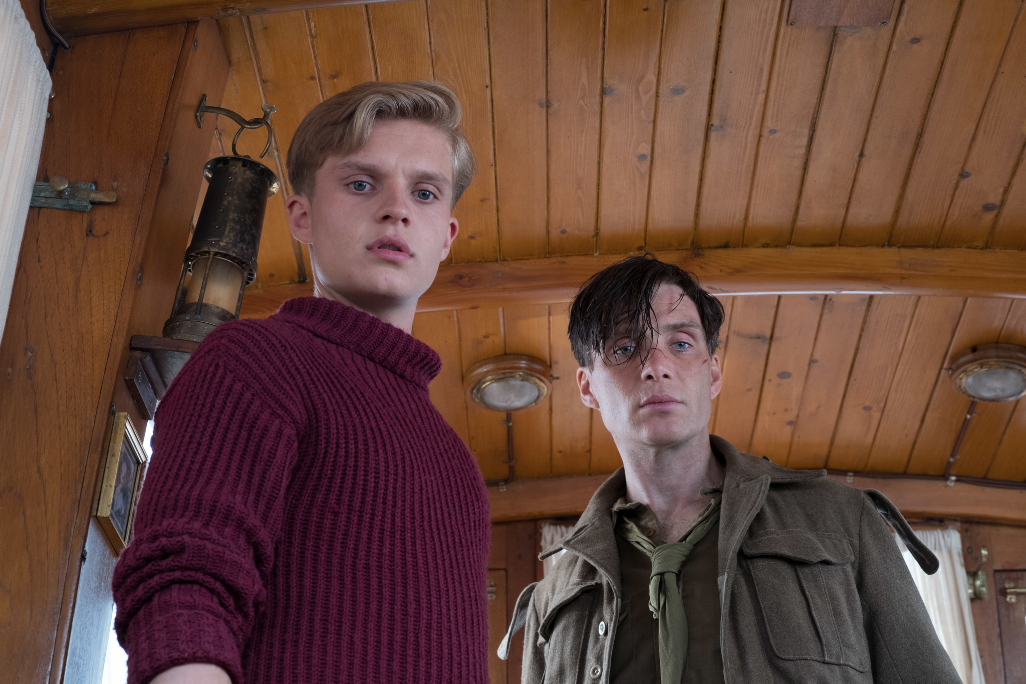 Cillian Murphy and Tom Glynn-Carney in Cuộc Di Tản Dunkirk (2017)