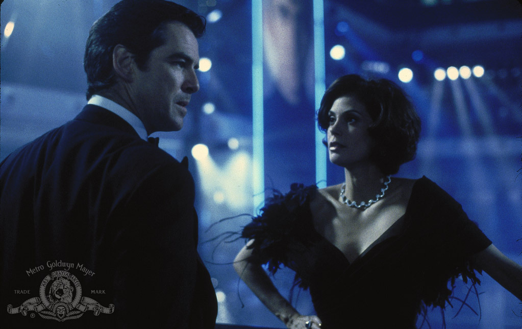 Pierce Brosnan and Teri Hatcher in Ngày Mai Không Lụi Tàn (1997)