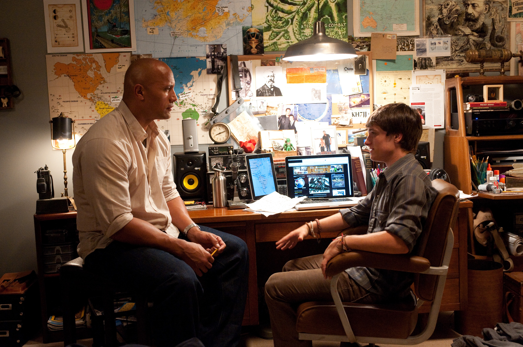 Dwayne Johnson and Josh Hutcherson in Hòn Đảo Huyền Bí (2012)