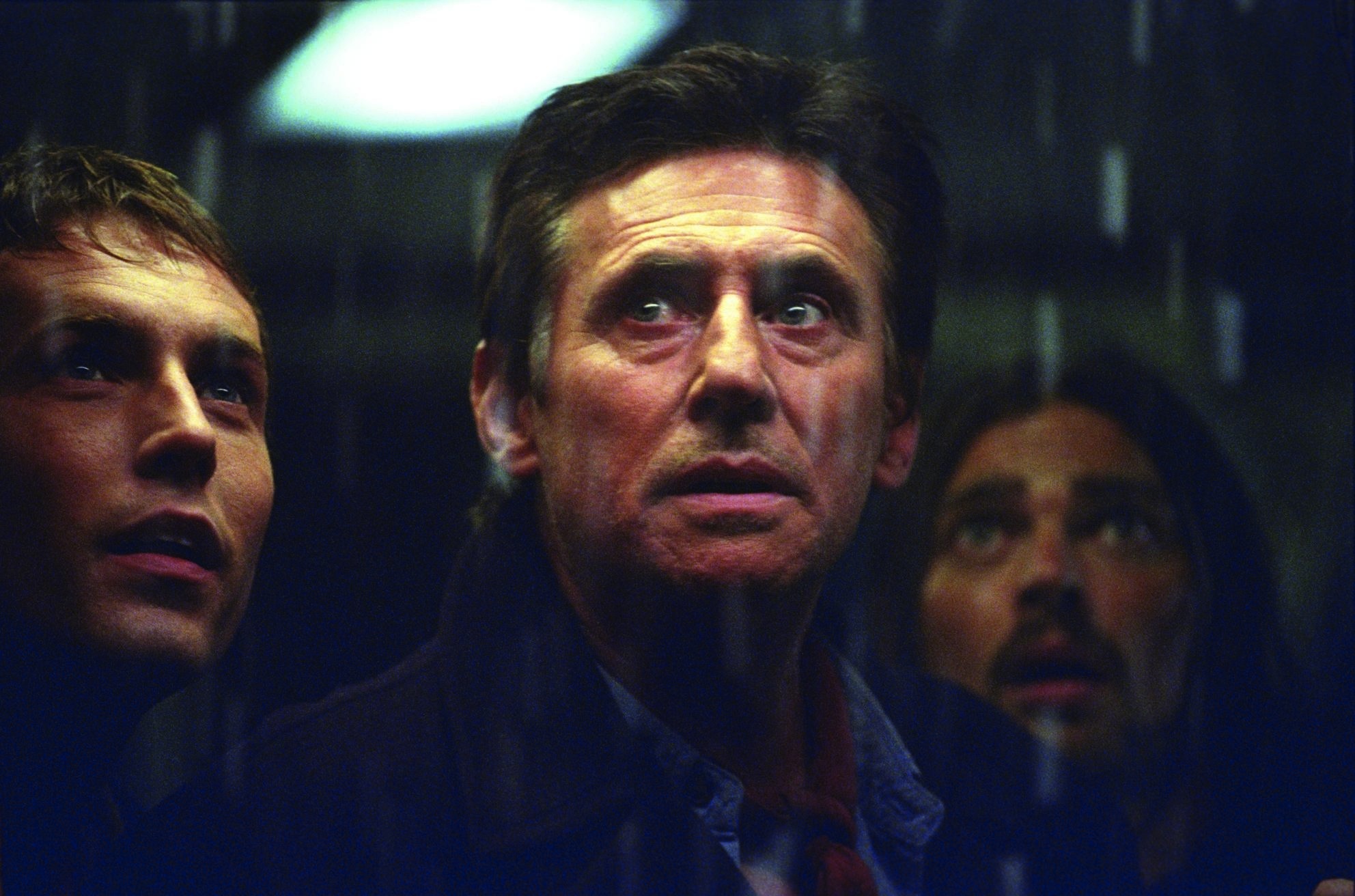 Gabriel Byrne, Desmond Harrington, and Karl Urban in Con Tàu Ma (2002)