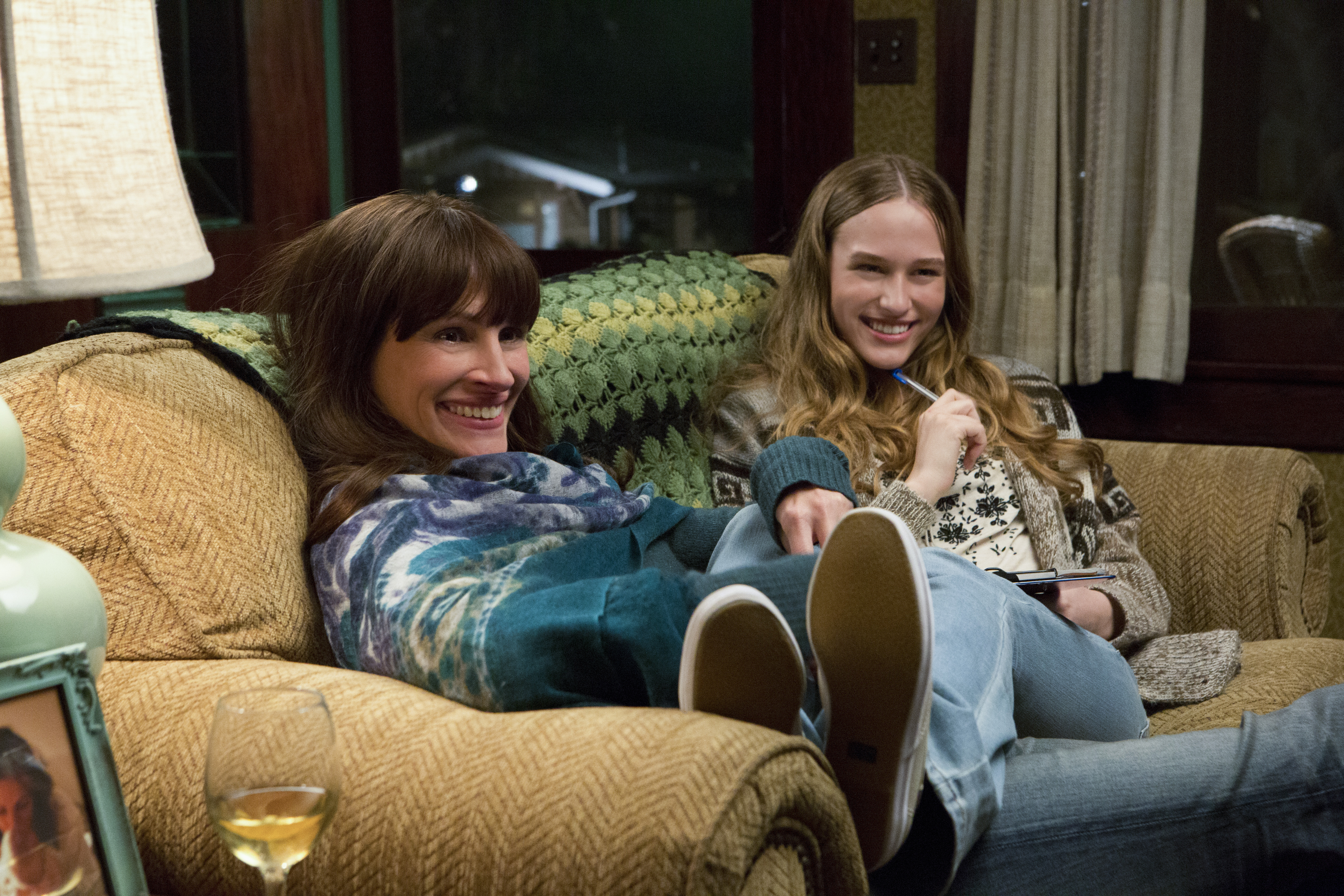 Julia Roberts and Zoe Graham in Bí Mat Sau Ánh Mat (2015)