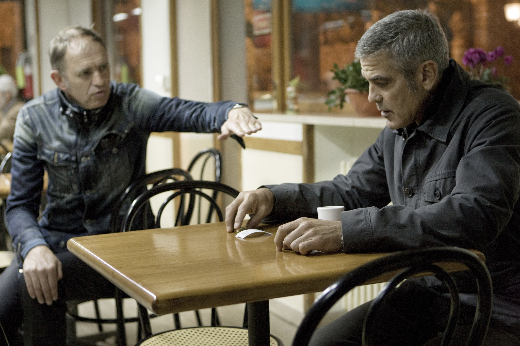 George Clooney and Anton Corbijn in Người Mỹ (2010)