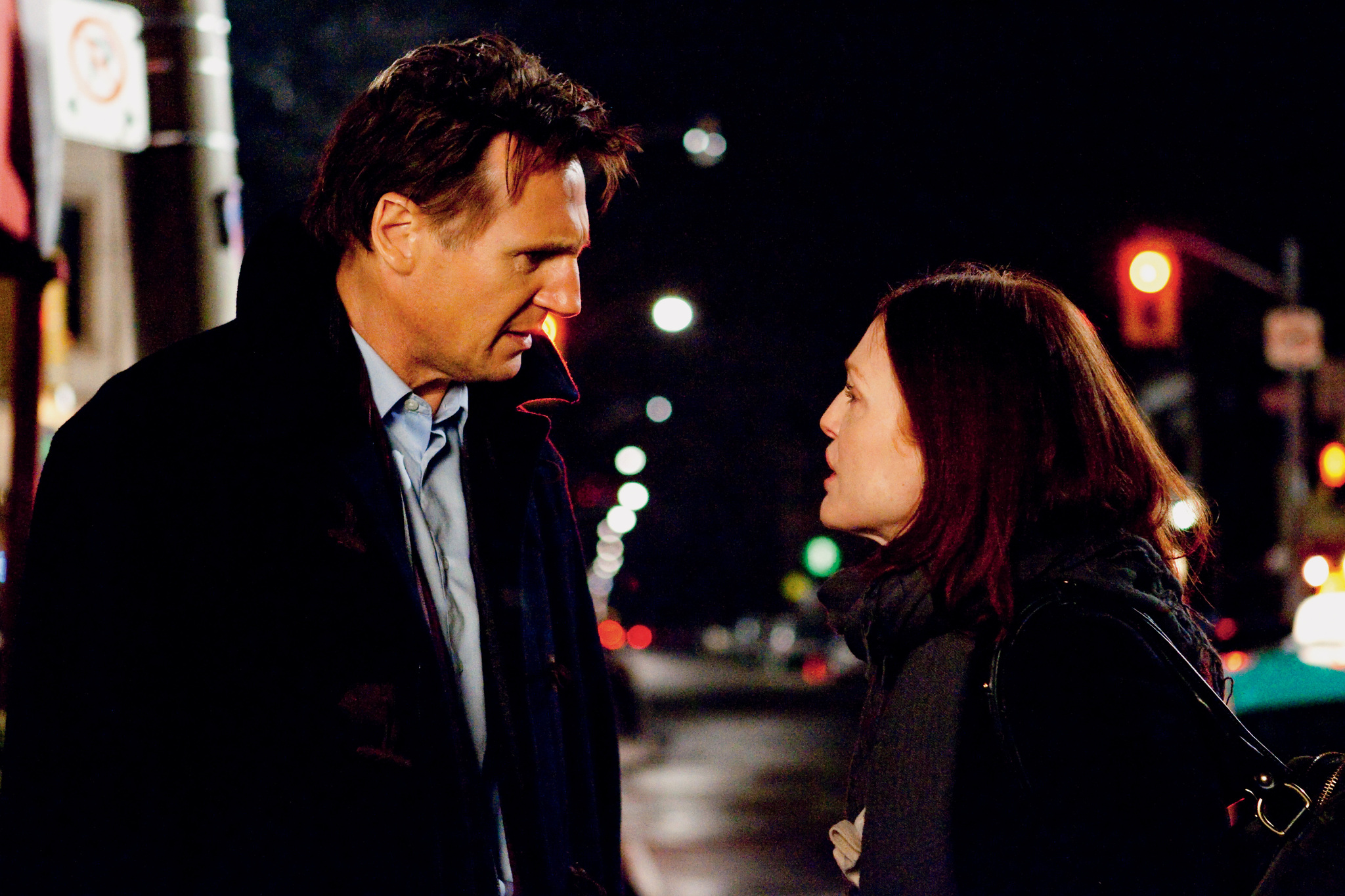 Julianne Moore and Liam Neeson in Dục Vọng Thầm Kín (2009)