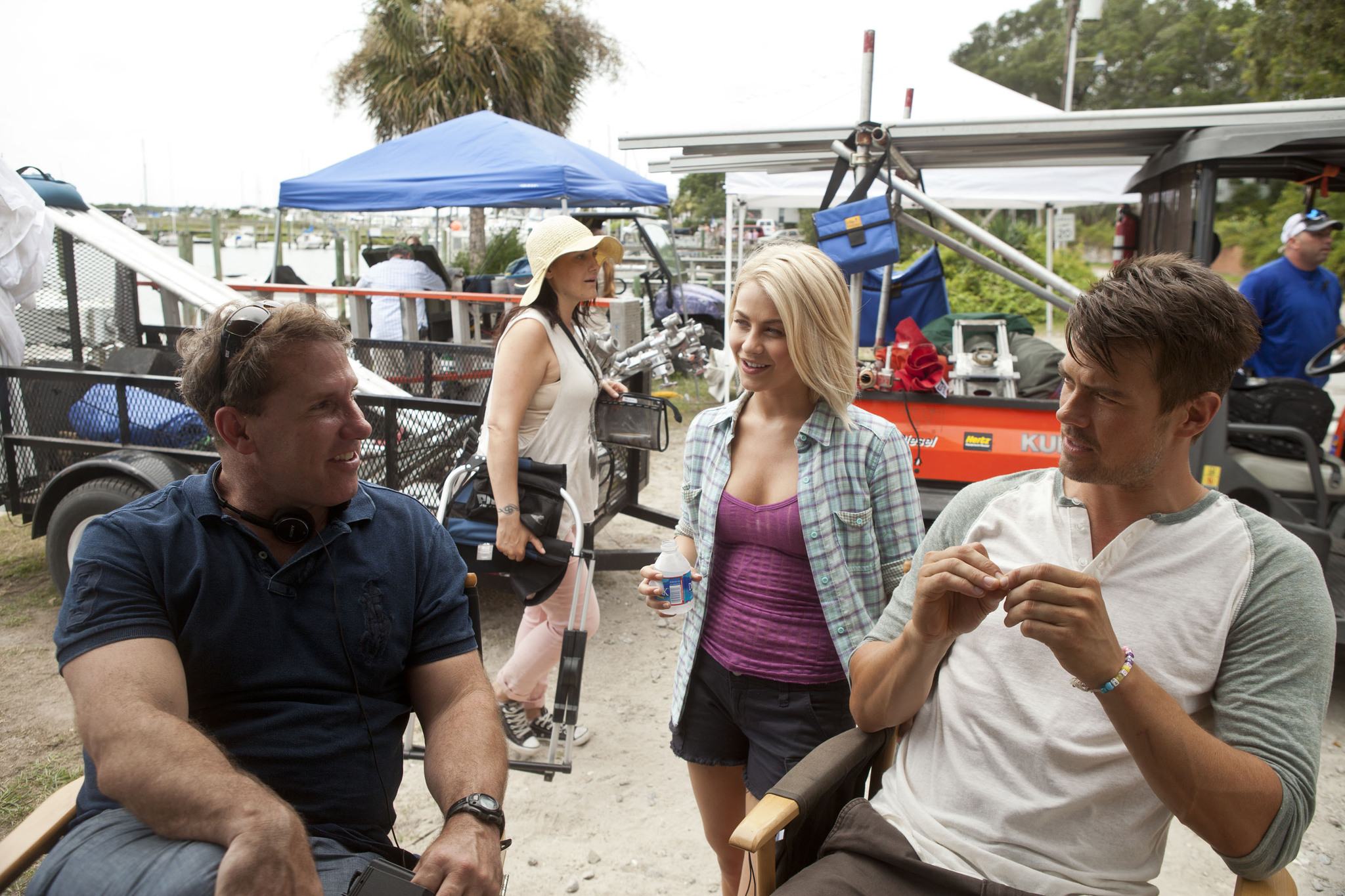 Josh Duhamel, Nicholas Sparks, and Julianne Hough in Thiên Đường Bình Yên (2013)