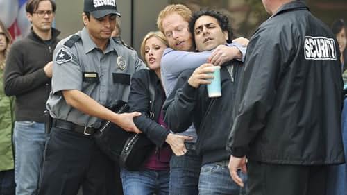 Jason Antoon, Julie Bowen, and Jesse Tyler Ferguson in Gia Đình Hiện Đại (2009)