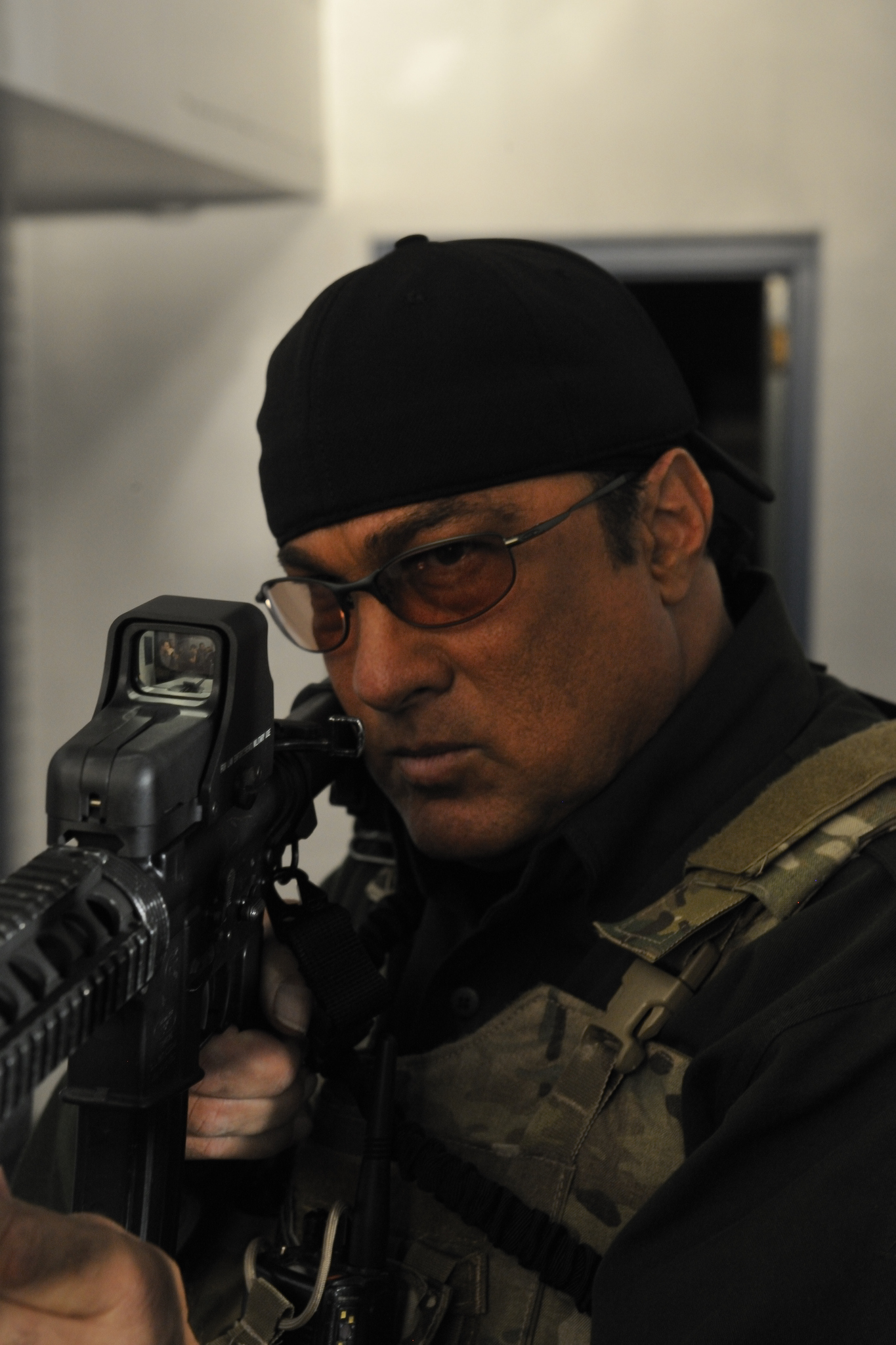 Steven Seagal in Giải Vây (2012)