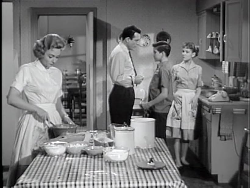 Shelley Fabares, Donna Reed, Carl Betz, and Paul Petersen in The Donna Reed Show (1958)