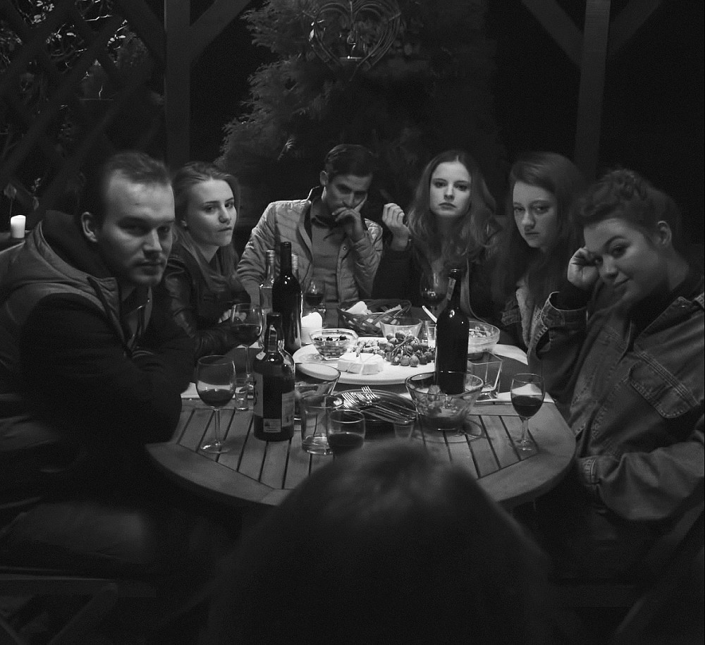 Natalia Lange, Lucyna Szierok, Emilia Piech, Anastazja Borkoniuk, Anna Konczal, Kacper Sasin, and Michal Surówka in Knives Out (2016)