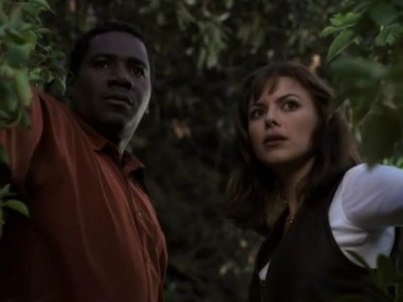 Kari Wuhrer and Cleavant Derricks in Sliders (1995)