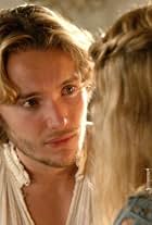 Toby Regbo and Yael Grobglas in Bí Mật Vương Triều (2013)