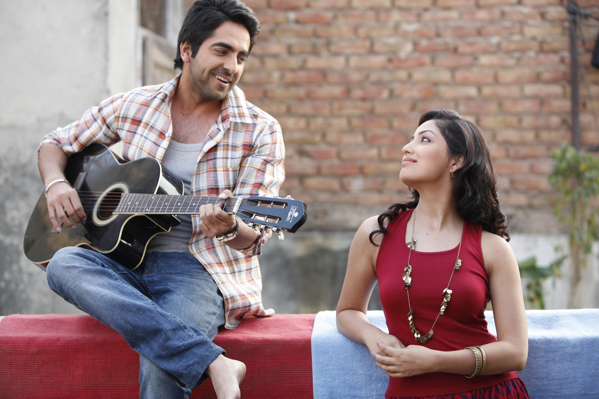 Yami Gautam and Ayushmann Khurrana in Bước Qua Lời Nguyền (2012)