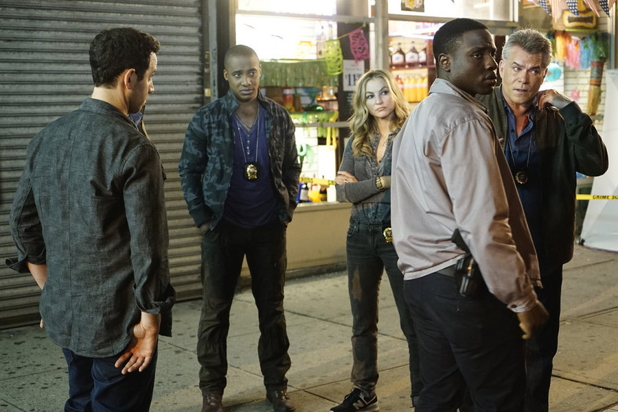 Ray Liotta, Drea de Matteo, Santino Fontana, Hampton Fluker, and Dayo Okeniyi in Góc Khuất (2016)