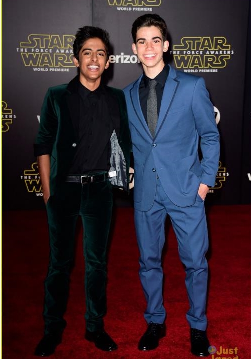 Cameron Boyce and Karan Brar in Chiến Tranh Giữa Các Vì Sao Tập 7: Thần Lực Thức Tỉnh (2015)