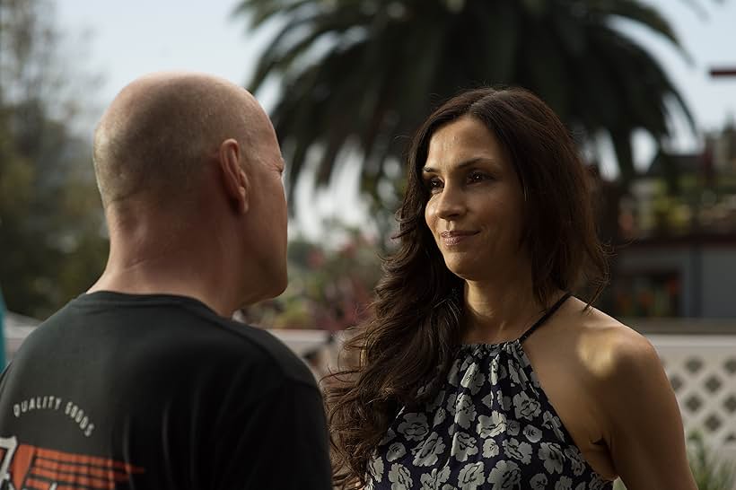 Bruce Willis and Famke Janssen in Bố Già Xứ Venice (2017)