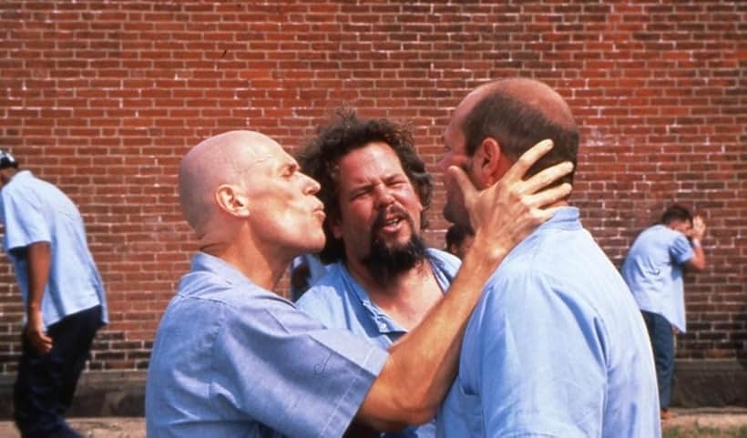 Willem Dafoe and Mark Boone Junior in Nhà Giam (2000)