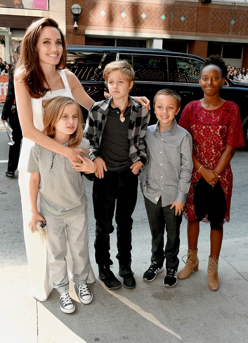 Angelina Jolie, Shiloh Jolie-Pitt, Zahara Jolie-Pitt, Vivienne Jolie-Pitt, and Knox Jolie-Pitt at an event for Cô Bé Dũng Cảm (2017)