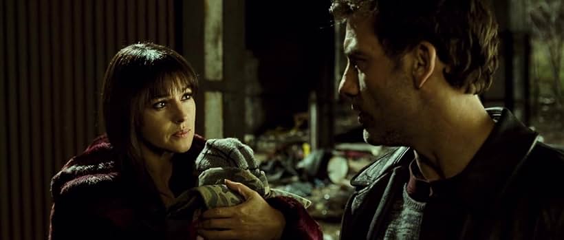 Monica Bellucci and Clive Owen in Nhiệm Vụ Bất Đắc Dĩ (2007)