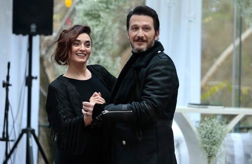 Osman Sonant and Aslihan Gürbüz in Ufak Tefek Cinayetler (2017)