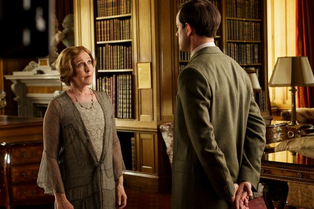 Patricia Hodge and Harry Hadden-Paton in Tu Viện Downton (2010)