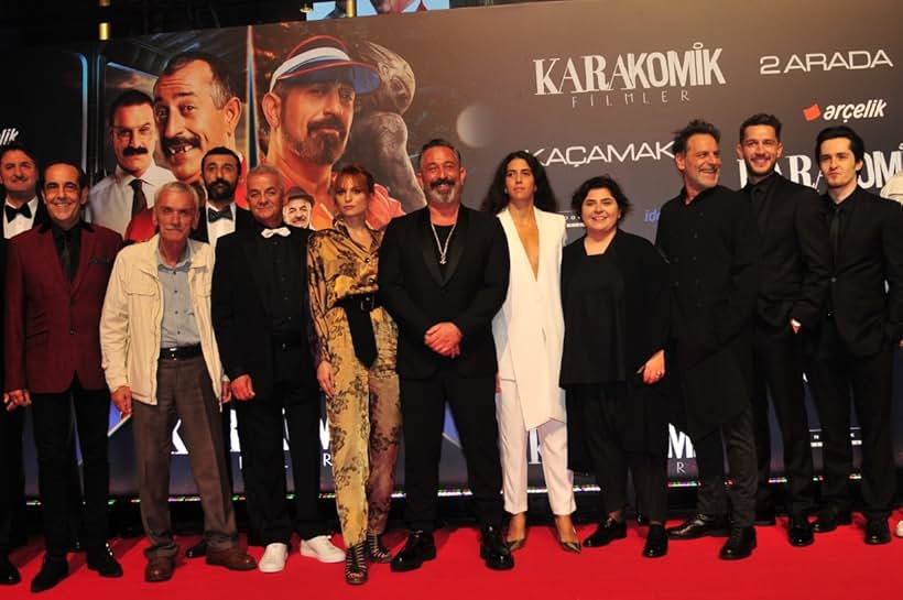 Zafer Algöz, Cem Davran, Ozan Güven, Cem Yilmaz, Umut Kurt, Kuntay Kumbur, Sirincan Çakiroglu, Bala Atabek, Uraz Kaygilaroglu, Cemre Ebuzziya, and Gürkan Deniz Akhanli at an event for Karakomik Filmler: 2 Arada (2019)