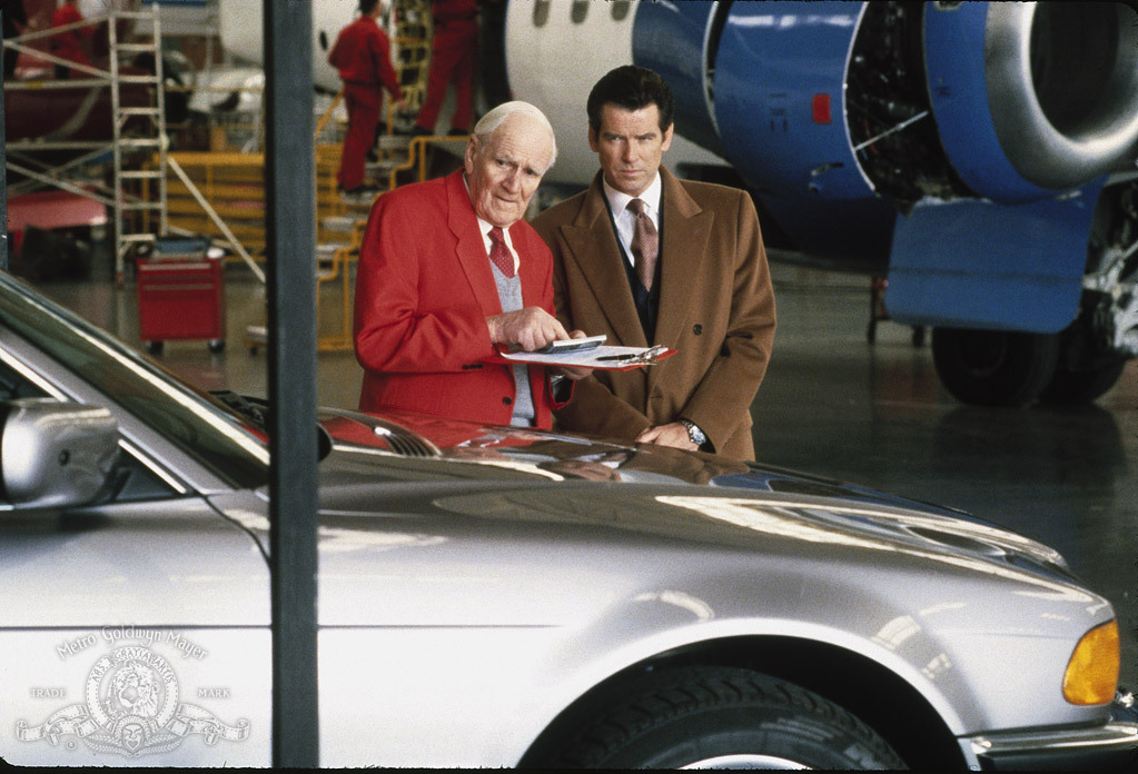 Pierce Brosnan and Desmond Llewelyn in Ngày Mai Không Lụi Tàn (1997)