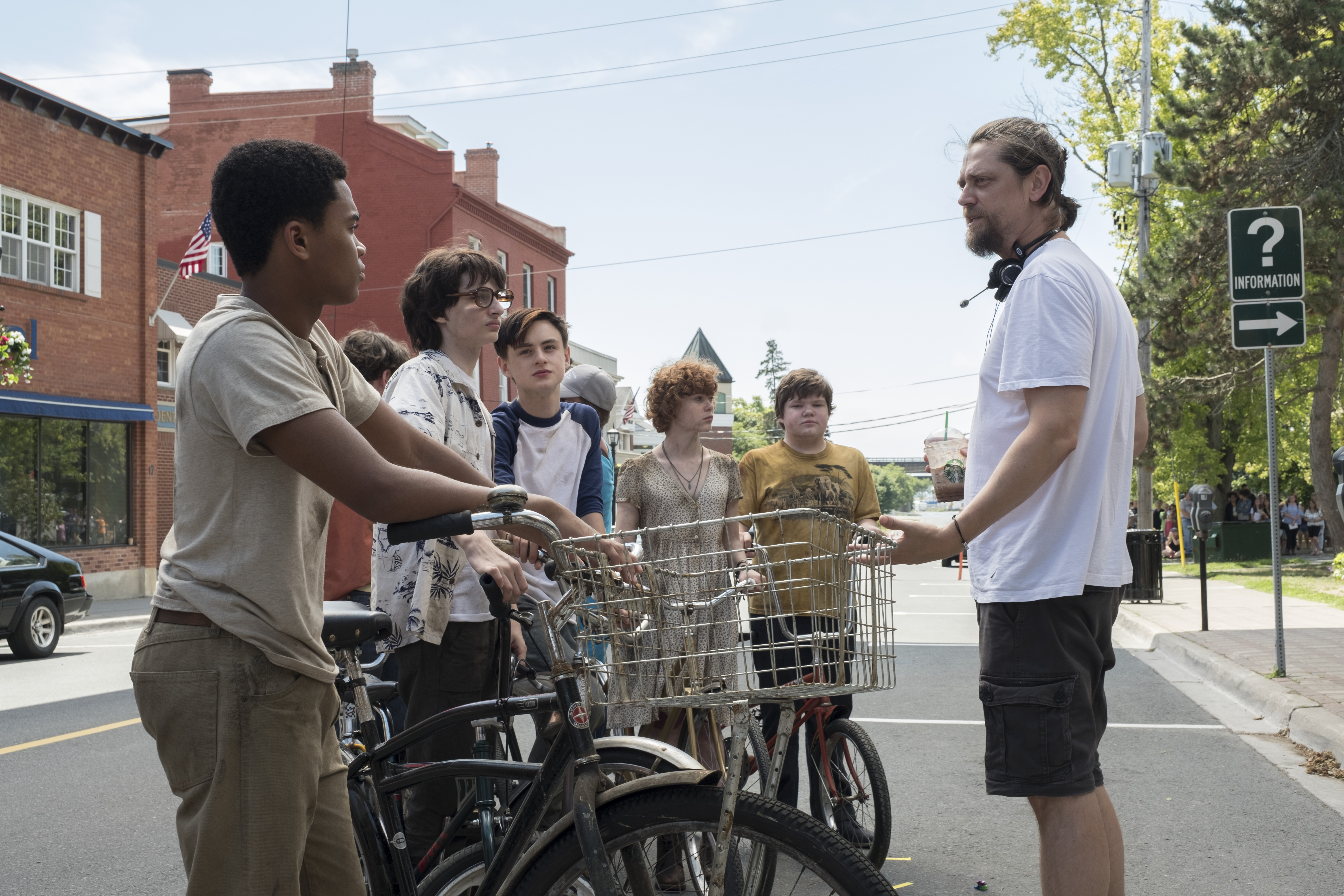 Andy Muschietti, Jeremy Ray Taylor, Jaeden Martell, Finn Wolfhard, Sophia Lillis, Jack Dylan Grazer, and Chosen Jacobs in Gã Hề Ma Quái 2 (2019)