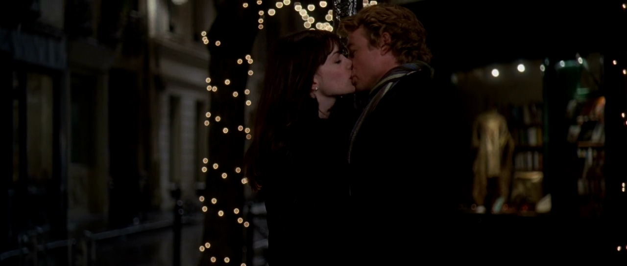 Anne Hathaway and Simon Baker in Yêu Nữ Thích Hàng Hiệu (2006)