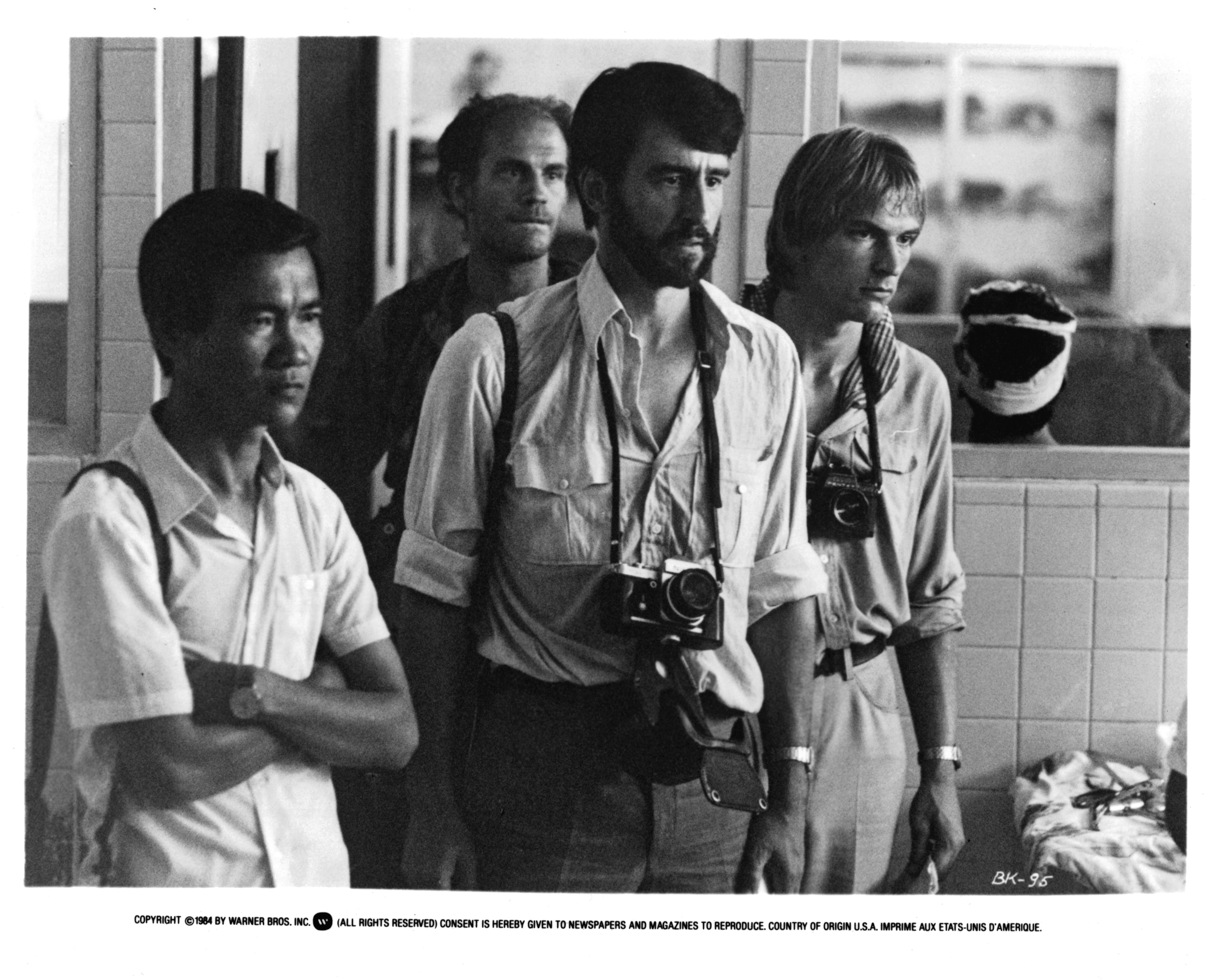 John Malkovich, Julian Sands, Sam Waterston, and Haing S. Ngor in Cánh Đồng Chết (1984)