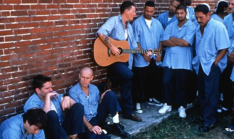 Willem Dafoe, Edward Furlong, Danny Trejo, Jake La Botz, and Mark Engelhardt in Nhà Giam (2000)