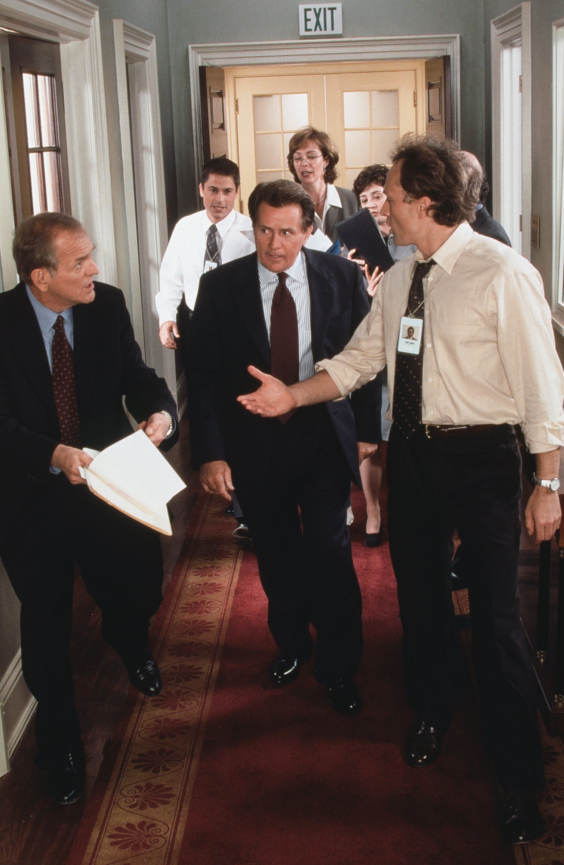 Rob Lowe, Martin Sheen, Allison Janney, Moira Kelly, John Spencer, Bradley Whitford, Kevin Foley, and Mandy Hampton in Khu chái Tây (1999)