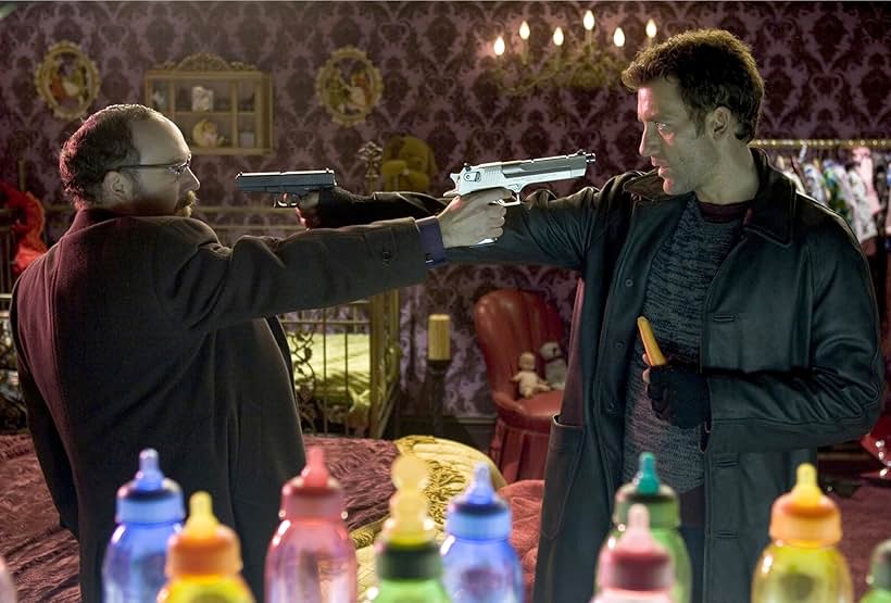 Paul Giamatti and Clive Owen in Nhiệm Vụ Bất Đắc Dĩ (2007)