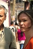 Rupert Graves and Julia Stiles in Oui nous pouvons / Yes We Can (2020)