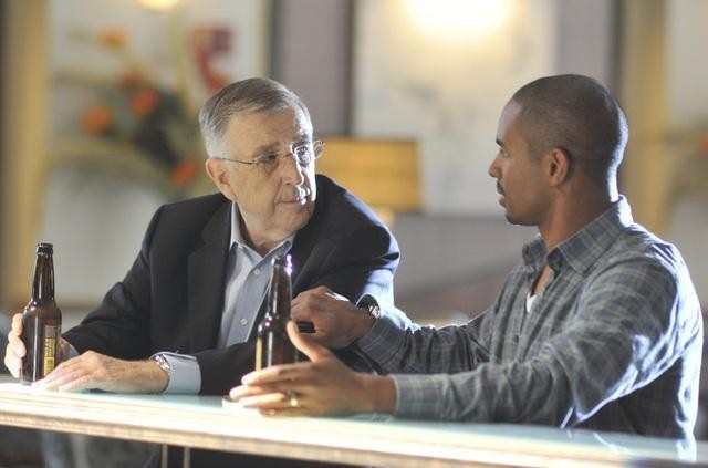 Brent Musburger and Damon Wayans Jr. in Happy Endings (2011)