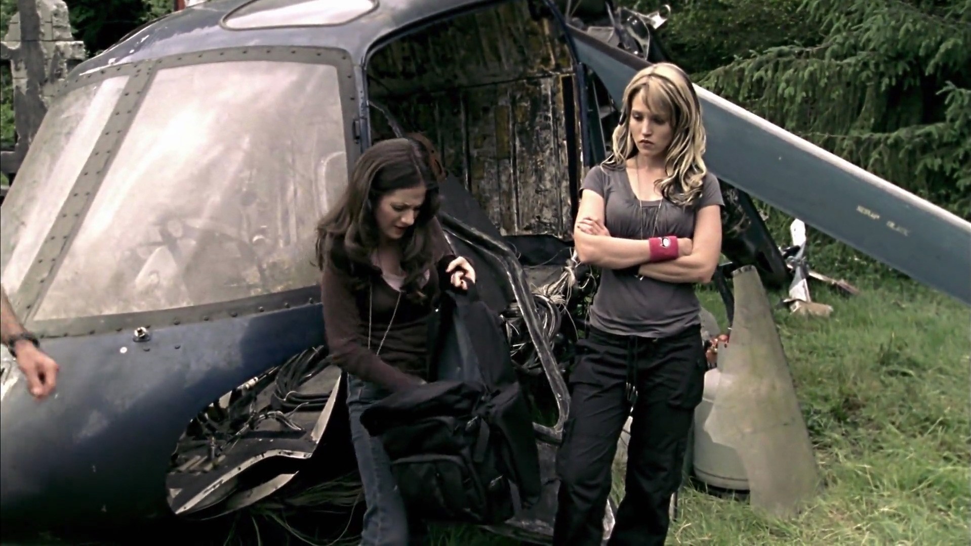 Erica Leerhsen and Aleksa Palladino in Ngã Rẽ Tử Thần 2: Đường Cùng (2007)