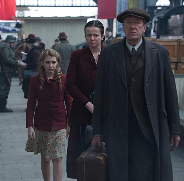 Geoffrey Rush, Emily Watson, and Sophie Nélisse in Kẻ Trộm Sách (2013)